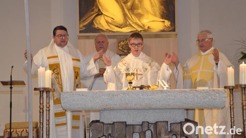 Michael Steinhilber (Mitte) feiert seine Nachprimiz zusammen mit Pfarrer Udo Klösel, Diakon Herbert Sturm und Professor Alfred Hierold (von links) in der Pfarrkirche St. Peter und Paul in Moosbach. Der Neupriester übernimmt auch die Urlaubsvertretung bis 19. August. Bild: gi