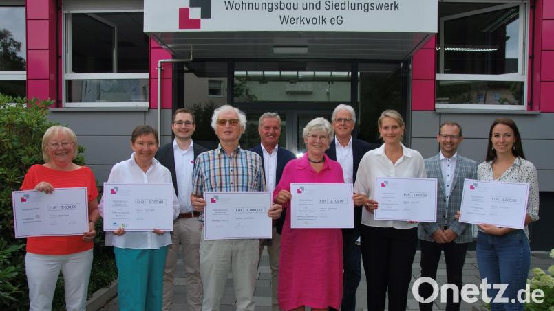 Spendenübergabe beim Wohnungsbau und Siedlungswerk Werkvolk (von links): Marianne Gutwein (SkF), Dagmar Kierner (Aufsichtsratsvorsitzende Werkvolk und in Vertretung der Jugendhilfe St. Vincent), Sascha Kierner (Prokurist Werkvolk), Bernhard Saurenbach (Amberger Tafel), Steffen Schulze (technischer Vorstand Werkvolk), Marianne Reif und Siegfried Pislor („Strohhalm“), Katharina Bucher (OTH Amberg-Weiden), Wolfgang Erb (kaufmännischer Vorstand Werkvolk) und Christine Illmberger (OTH Regensburg). Bild: gsp