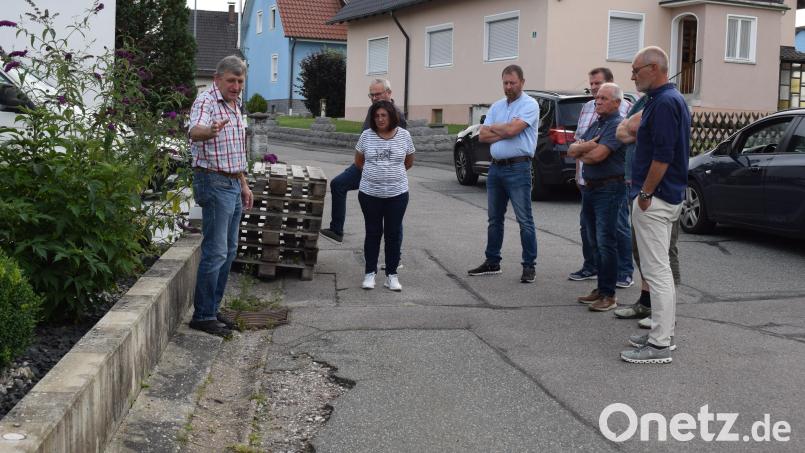 Der Gemeinderat besichtigt die schadhafte Wasserführung im Oberen Scheibenweg. Eine Reparatur wird vorerst zurückgestellt. Bild: bnr