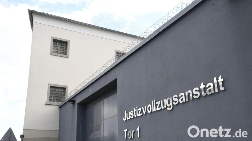 An einer Außenmauer der Justizvollzugsanstalt in Amberg hatte ein Mann einen Gegenstand abgelegt, der sich als Drogenpaket entpuppte. Archivbild: Petra Hartl