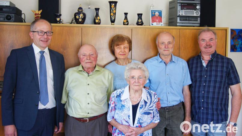 Ludwig Schmid (Zweiter von links) feierte vor Kurzem seinen 90. Geburtstag. Dazu gratulierten unter anderem Kemnaths Bürgermeister Roman Schäffler (links) und Ehefrau Klara (vorne) sowie Tochter Christine und die Söhne Gerhard und Norbert (hinten, von links). Bild: njn