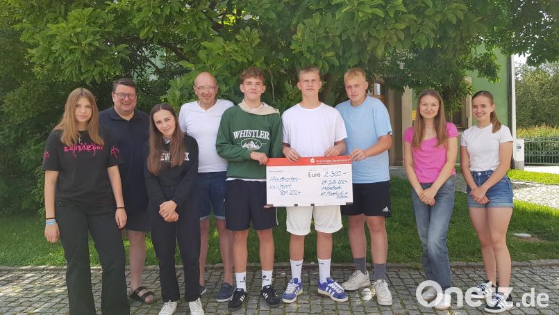 23 Ministranten aus Moosbach machten sich zur Ministranten-Romwallfahrt auf den Weg. Die Kolpingfamilie unterstützt sie mit einem Beitrag. Darüber freute sich Pfarrer Uwe Klösel (Zweiter von links) mit den Ministranten und dankten der Kolpingfamilie mit Vorsitzenden Thomas Forster (Vierter von links). Bild: Peter Garreiss