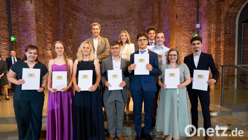 Gruppenbild mit allen Geehrten aus Oberfranken: Dr. Markus Söder, MdL (Bayerischer Mnisterpräsident), Anna Stolz, MdL (Bayerische Staatsministerin für Unterricht und Kultus), Ehrung herausragender Schulabsolventinnen und -absolventen, Abschlussjahrgang 2024, Allerheiligen-Hofkirche, München, 22. Juli 2024. Bild: Jens Hartmann/StMUK