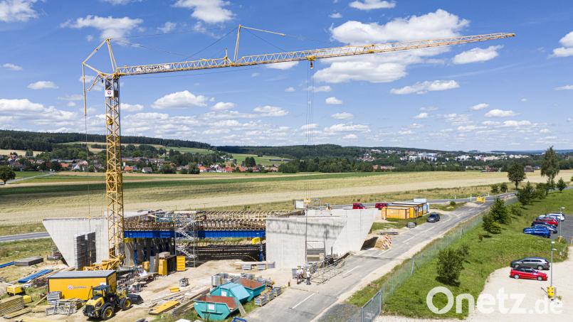 Einsam in die Höhe wächst die Brücke gegenüber dem Scherdel-Logistikzentrum. Sie ist notwendig, um die Verbindung nach Leutendorf zu realisieren. Bild: Wolfgang Erhart/exb