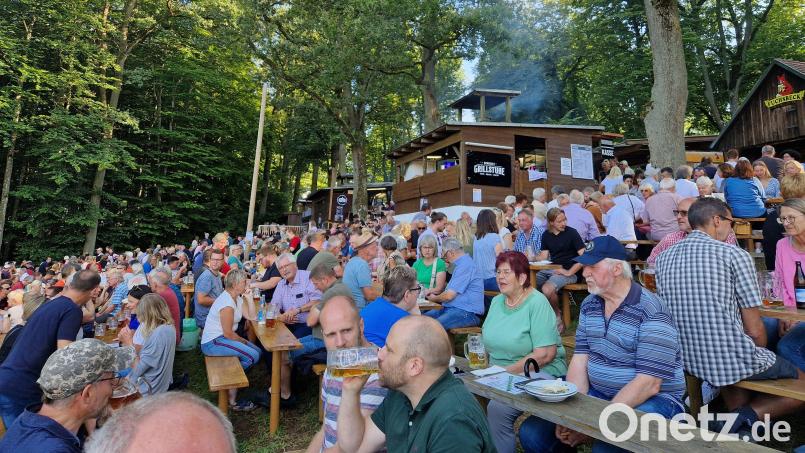 Der voll besetzte Fuchsbeck-Hang in seiner ganzen Pracht. Die Sulzbach-Rosenberger Kult-Brauerei zieht auch während des Annabergfestes nicht nur am Nordhang große Gästescharen an. Jetzt ist dort aber erst mal wieder für ein Jahr Pause. Bild: Tobias Gräf