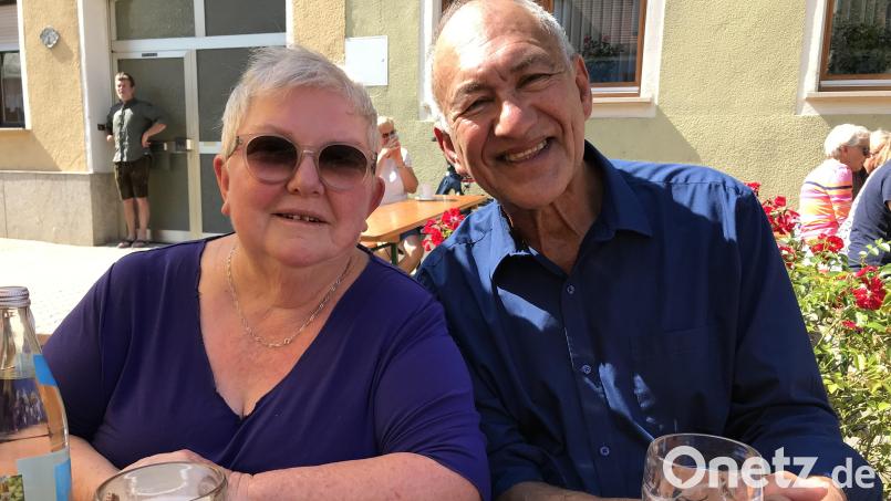 Das australische Ehepaar Jan Beattie und Trevor Taylor liebt bayrische Kücheln und das Bier. Bild: mma