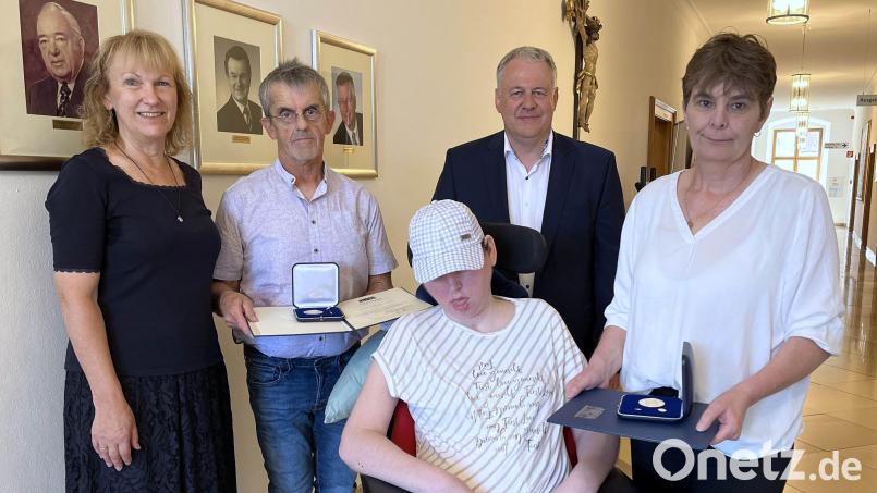 Landrat Richard Reisinger (Zweiter von rechts) händigte an Günter (Zweiter von links) und Belinda Luber (rechts) die Bayerische Staatsmedaille für soziale Verdienste aus. Auch Tochter Nadine (Mitte) und die Birgländer Bürgermeisterin Brigitte Bachmann-Mühlinghaus (links), die die Auszeichnung des Ehepaares anregte, waren bei der Übergabe im Landratsamt dabei. Bild: Christine Hollederer/exb