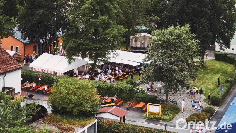 Bei den Hubschrauberrundflügen waren das Fest und die Umgebung von oben zu sehen. Bild: Christian Simmerl/exb