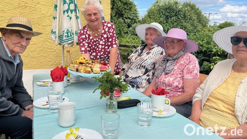 Gastgeberin Elisabeth Weiß serviert den Seniorinnen und Senioren den Kuchen zum Kaffeeklatsch. Bild: Gabi Schönberger
