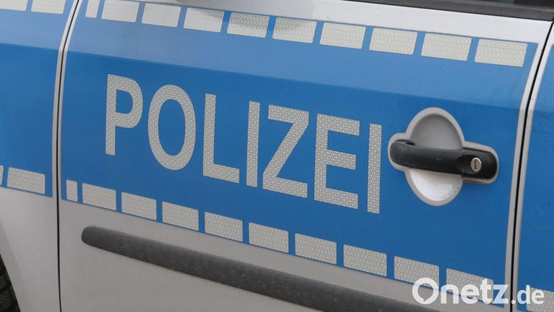 Die Polizei Waldsassen ermittelt wegen des Diebstahls eines Autoanhängers aus einer Hofeinfahrt. Symbolbild: Bodo Schackow/dpa