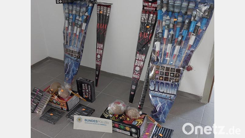 Bereits jetzt für den Silvesterabend mit Feuerwerk eingedeckt hatten sich zwei Österreicher in Tschechien. Bei der Kontrolle in Waldsassen musste das Duo die zehn Kilo erlaubnispflichtige Pyrotechnik allerdings wieder abgeben. Bild: Bundespolizei/exb