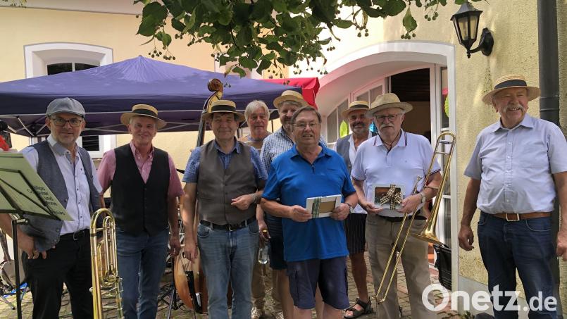 Ehemalige und aktuelle Dixielandler: (von links) Robby Hofmann, Werner Heiß, Peter Grund, Peter Schertl, Norbert Kraus, Herbert Lindner, Rudi Gössl, Hans Loos und Klaus Hauenstein. Bild: Regler/exb