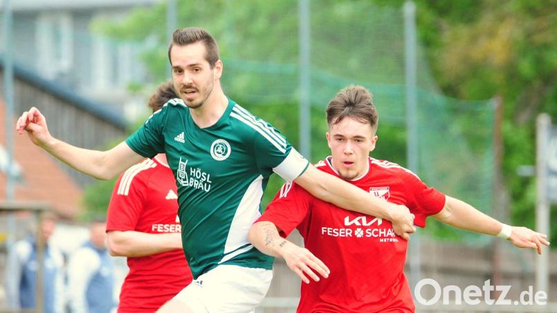 Marco Kießling (links, in einem Punktspiel der letzten Saison) erzielte in Schwaig den Mitterteicher Treffer zum 1:0. Bild: Schrems