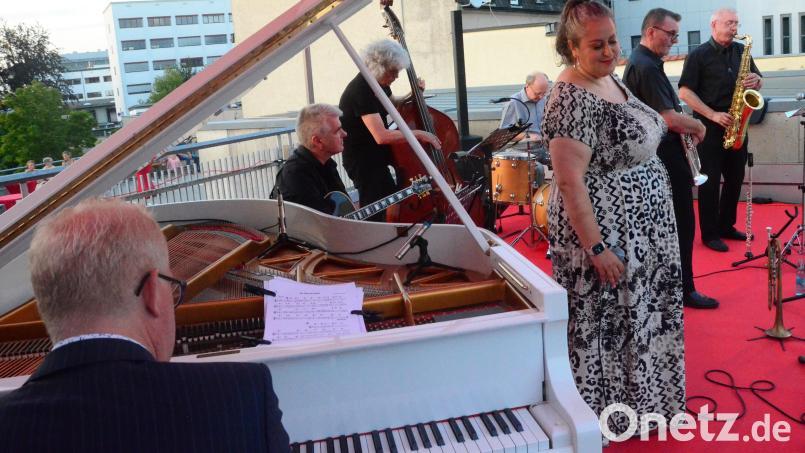 Das Dozentenkonzert des Jazz-Seminars geht auf dem Oberdeck der Sparkassen-Garage über die Bühne. Bild: Kunz