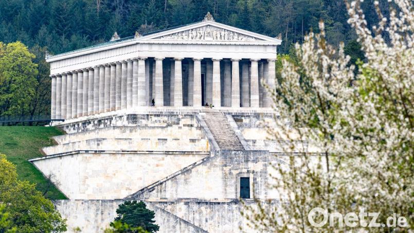 Der Ruhmestempel Walhalla an der Donau unweit von Regensburg soll ein neues Besucherzentrum erhalten. (Archivfoto) Bild: Armin Weigel/dpa