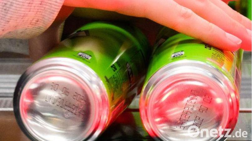 Mehrere Dosen Whiskey-Cola konsumiert ein Mann nahe der Schweppermannkaserne in Kümmersbruck. Das erregt Verdacht. Symbolbild: Julian Stratenschulte/dpa