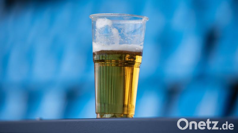 Beim Altstadtfest in Sulzbach-Rosenberg wurde am Luitpoldplatz Bier für 1,50 Euro verkauft. Dahinter steckt ein bislang ungelöster Konflikt. Bild: picture alliance/dpa/Bernd Thissen