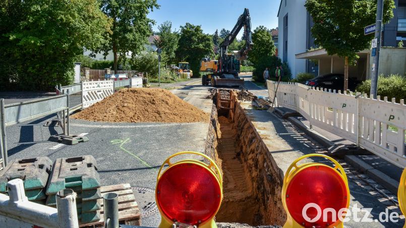 Ein Bagger hat die Erde unterhalb der Fahrbahn in der Jahnstraße in Amberg ausgegraben. Bild: Stephan Huber