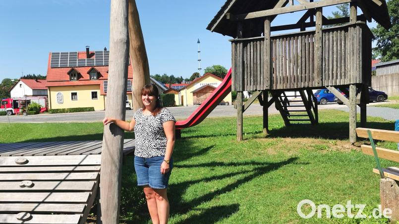 Susanne Becher ist Hauptorganisatorin für das „Fest der Vereine“ in Teunz. Sie freut sich auf die vielen Aktivitäten, die am 15. August auf dem Areal zwischen Spielplatz und Feuerwehrhaus auf die Gäste warten. Bild: Portner
