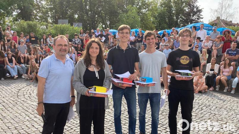 Das erfolgreiche Team wurde beim Schulfest des Erasmus-Gymnasiums mit Urkunden und Sachpreisen geehrt (von links): Schulleiter Weiß-Mayer, Alsu Hoppe, Florian Schneider, Max Fruntke und Johannes Rosenboem (alle Klasse 12). Bild: Elisa Romfeld