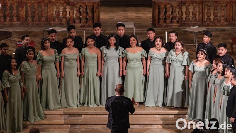 Die Sängerinnen und Sänger des Chors Los Cantantes de Manila verstehen sich als kulturelle Botschafter der Philippinen. Bild: Los Cantantes de Manila