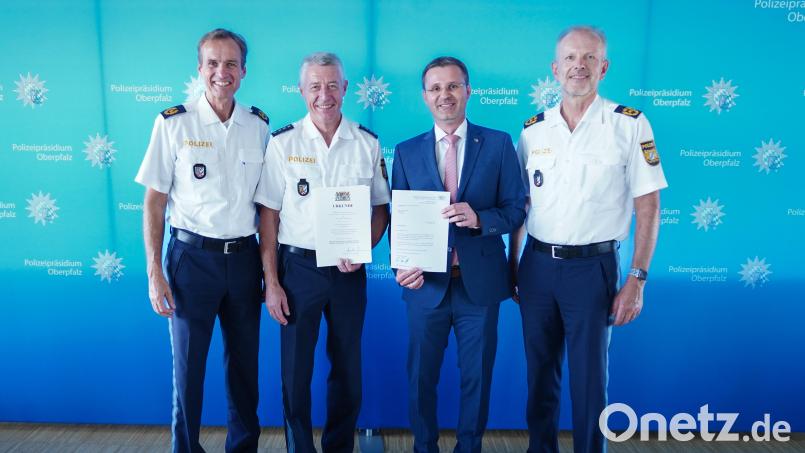 Polizeivizepräsident Robert Fuchs (links) und Polizeipräsident Thomas Schöniger (rechts) verabschiedeten Leitenden Polizeidirektor Klaus Müller (Zweiter von links) in den Ruhestand. Sein Nachfolger ist Kriminaldirektor Gerhard Huf (Zweiter von rechts). Bild: Polizeihauptmeisterin Edith Mantel/Polizeipräsidium Oberpfalz/exb