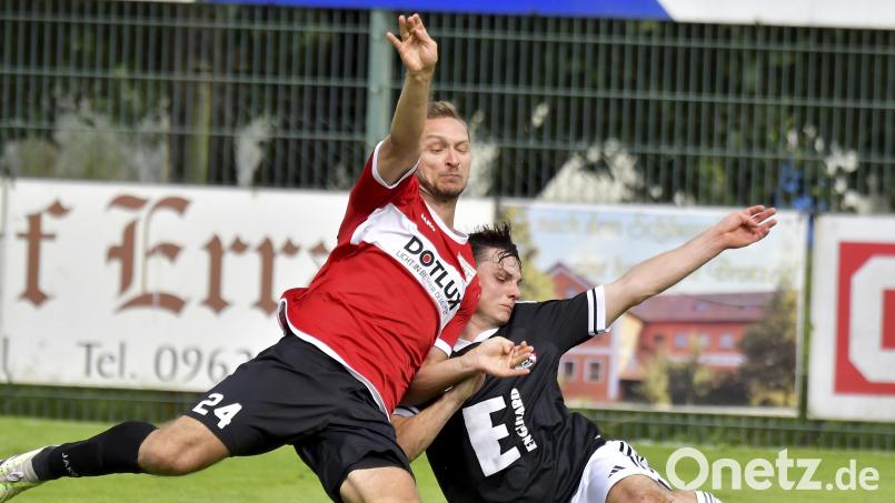 Mario Plott (rechts, Szene aus dem Testspiel gegen Weißenburg) erlitt beim 3:1-
Sieg der DJK Ammerthal in Hof eine schwere Knieverletzung. Archivbild: Hubert Ziegler