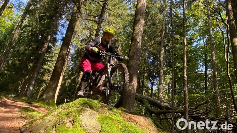 Über Stock und Stein auf 25 Kilometern Länge: Mountainbikern steht nun im Steinwald ein richtiger Rundkurs zur Verfügung. Bild: Jörg Wanitzek/exb