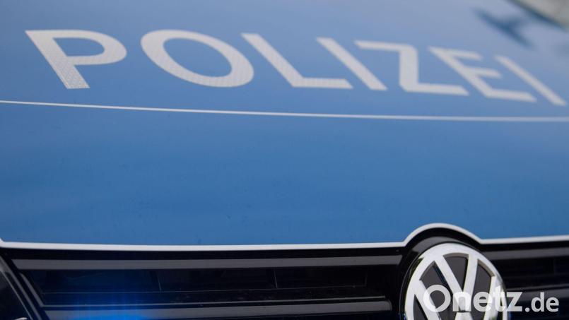 Wegen der hohen Temperaturen rief eine Zeugin die Polizei zum Parkplatz. (Symbolfoto) Bild: Lino Mirgeler/dpa