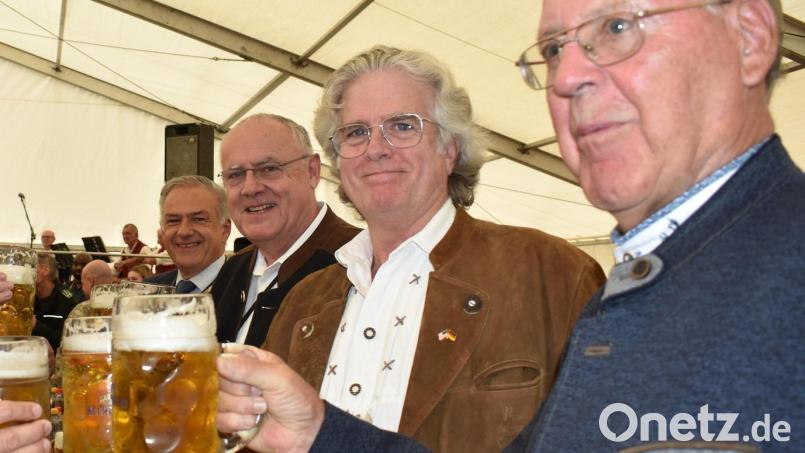 Rückblick ins vergangene Jahr. Hoch die Krüge: Der deutsche DAGA-Präsident Helmuth Wächter (rechts) stößt mit dem amerikanischen DAGA-Präsidenten James Joyce im Bierzelt an. Trotz kritischer Stimmen könnte man sagen: Es lebe die Deutsch-Amerikanische Freundschaft! Archivbild: rgr