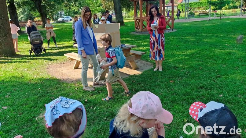 Das Schulstarterpaket wurde im Stadtpark von Bürgermeisterin Margit Bayer (rechts) und der stellvertretenden Schulleiterin Sabrina Zwerenz (links) an die zukünftigen Schüler und Schülerinnen der Jobst-vom-Brandt-Schule übergeben. Bild: fpoz
