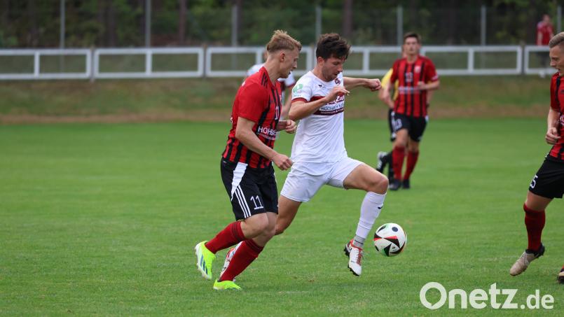 Der SC Luhe Wildenau (links Benedikt Meckl in der Partie gegen Eggenfelden ) gastiert am Freitag bei Top-Favorit FC Sturm Hauzenberg. Archivbild: Dieter Jäschke