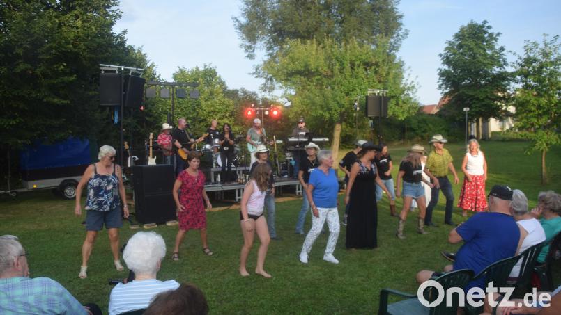 Countryklänge im Pfarrgarten bei der Serenade animieren auch einige Line-Dancer. Bild: fz