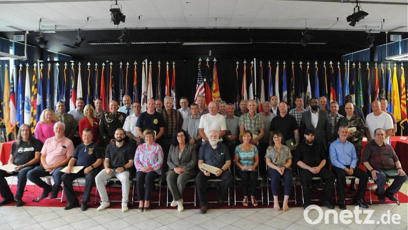 Die US-Armee in Hohenfels ehrt insgesamt 54 langjährige Mitarbeiter für zusammen 1505 Dienstjahre. Bild: bö