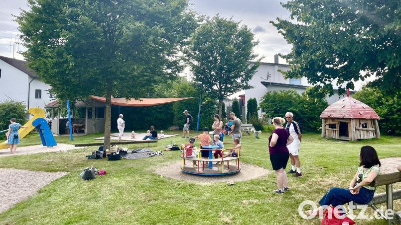 Der Spielplatz in Holzhammer hat Magnetwirkung und wird von Eltern mit ihren Kindern aus nah und fern aufgesucht. Bild: Gerhard Krones