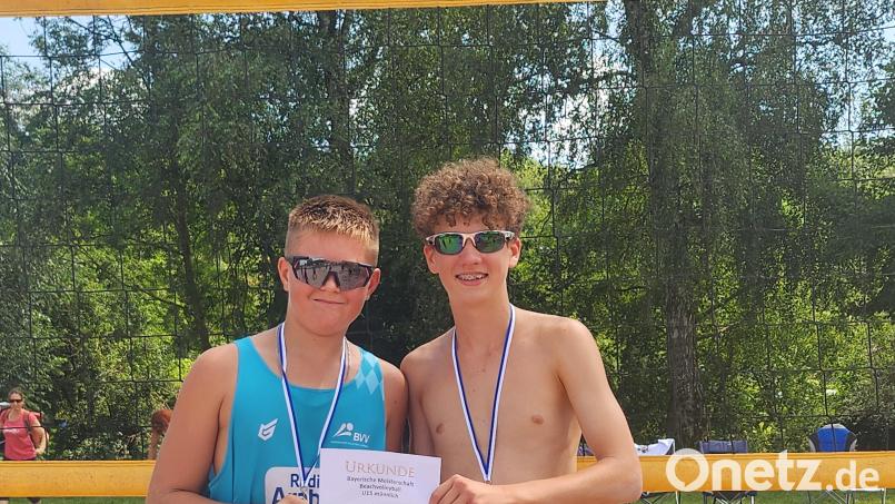Bayerische Meister der U15 im Beachvolleyball: Bruno Pietrzynski (VC Amberg/links) und Niklas Kittsteiner (TB ASV Regenstauf/rechts). Bild:  Katharina Pietrzynski/exb