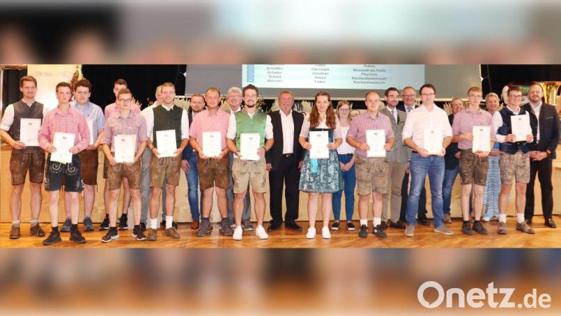 Absolventinnen und Absolventen aus dem Landkreis Neustadt/WN und der Stadt Weiden mit Ehrengästen. Bild: Regierung der Oberpfalz/Stühlinger-Weinhändler