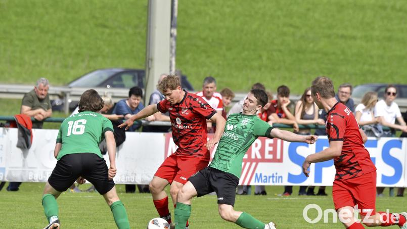 Heimsieg und Auswärtsunentschieden – in der vergangenen Saison hatte der SV Schmidmühlen (im Bild Zweiter von links Daniel Fochtner) in der Bezirksliga die Nase vorn im Derby gegen den 1. FC Rieden (Zweiter von rechts Michael Fleischmann). Am Freitag treffen die beiden Vereine erneut aufeinander – diesmal eine Klasse tiefer in der Kreisliga. Archivbild: Hubert Ziegler