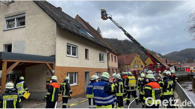 Mit der Drehleiter brachte die Feuerwehr eine Bewohnerin in Sicherheit. Bild: lei