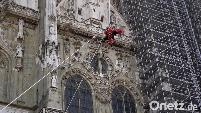 Die Höhenretter der Berufsfeuerwehr Regensburg ziehen die Blicke auf sich: Sie seilen bei der Großübung einen &quot;verletzten&quot; Handwerker vom Südturm des Regensburger Doms ab. Bild: Alexander Unger