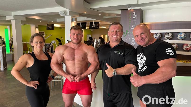 Der Deutsche Bodybuilding-Meister Tobias Limbacher (Zweiter von links) mit Studiobetreiber Thomas Koller (Zweiter von rechts), Horst Wetterau und Heidi Griesbach, die ebenfalls in „Toms Sport-Lounge“ trainiert. Bild: Toms Sport-Lounge/exb