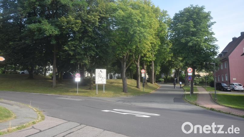 Ab der Kreuzung beginnt rechts die Felixallee. An der Straße, die zur Felixkirche hochführt, liegt das Baugebiet &quot;An der Felixallee&quot;. Bild: fz
