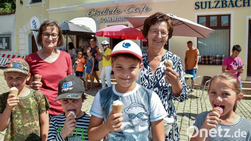 Oma Elfriede Haas (hinten links) mit ihren Enkeln (vorne, von links) Toni (7), Kilian (6) und Lukas (11) sowie Oma Erna Englhard mit der Enkelin Lena (7) sind begeistert vom kostenlosen Sommereis. Bild: Stephan Huber