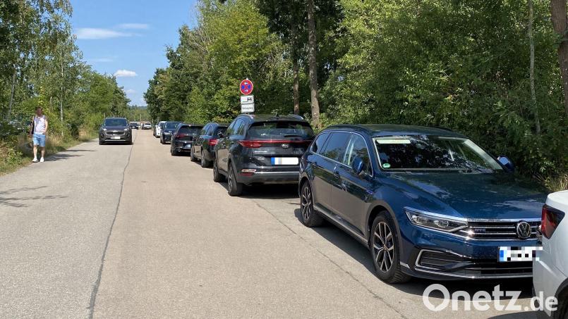 Vor allem am Murner See waren am Wochenende zahlreiche Rettungswege zugeparkt, für die Einsatzkräfte war kaum ein Durchkommen möglich. Bild: Polizeiinspektion Schwandorf/exb