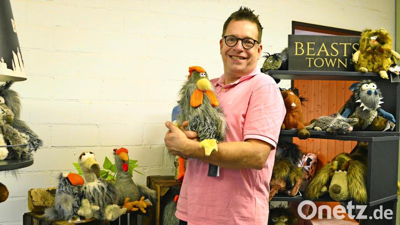 Sigikid-Chef Axel Gottstein mit dem Plüsch-Hahn, den das ZDF an seine Olympia-Gäste verteilt. Bild: Stefan Schreibelmayer