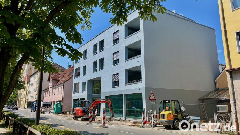 Im freundlichen Grau präsentiert sich das &quot;Stadthaus&quot; des ADAC auf der Bürgermeister-Prechtl-Straße. Bis Ende des Monats soll die Baustelle davor auch der Vergangenheit angehören. Bild: Gabi Schönberger