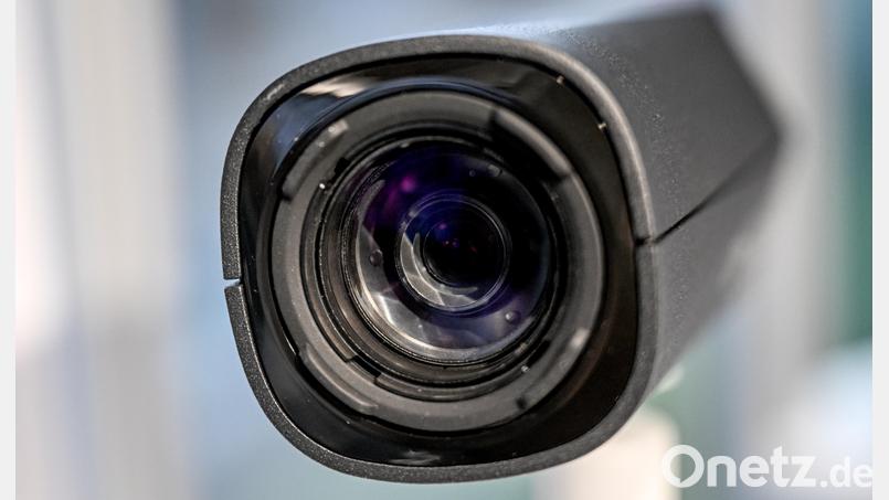 Eine Kundin des Lokals in der Weidener Innenstadt hat eine Überwachungskamera entdeckt und einen Security-Mitarbeiter informiert. Symbolbild: Britta Pedersen/dpa