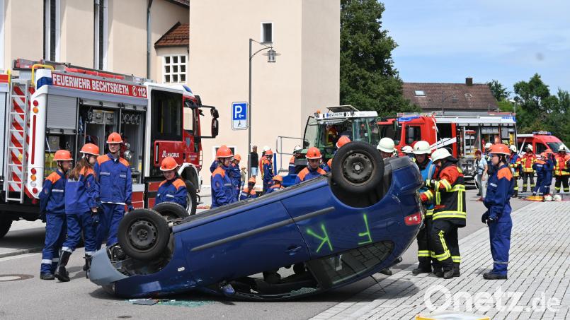 Einen Großunfall stellt die Schirmitzer Wehr an der Pfarrkirche nach. Bild: kki