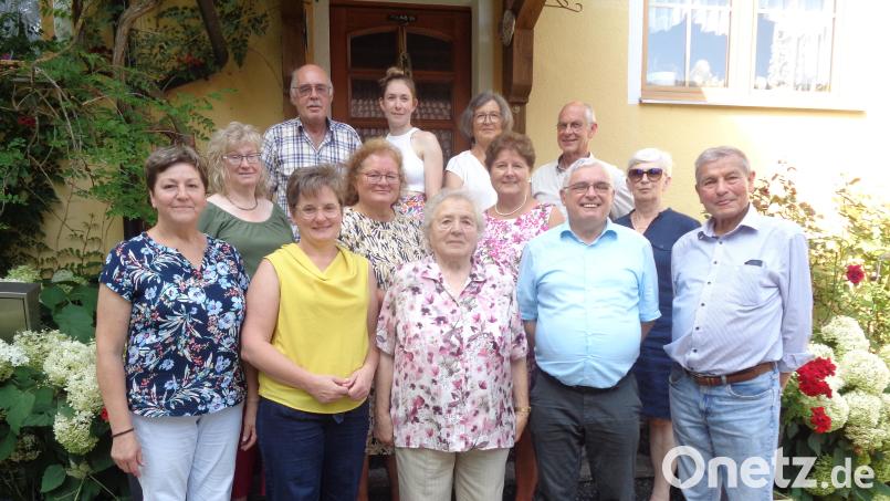 Mit 90 Jahren noch voller Elan: Die Jubilarin (Bildmitte) zwischen Pfarrer und Bürgermeisterin mit ihren Kindern und den Gratulanten. Bild: amö