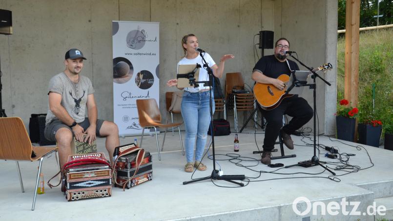 Die Gruppe „Saitenwind“ kann mit Österreichischem „Schmäh“ beim Serenadenabend im Generationenpark punkten und erhält viel Applaus. Bild: gi